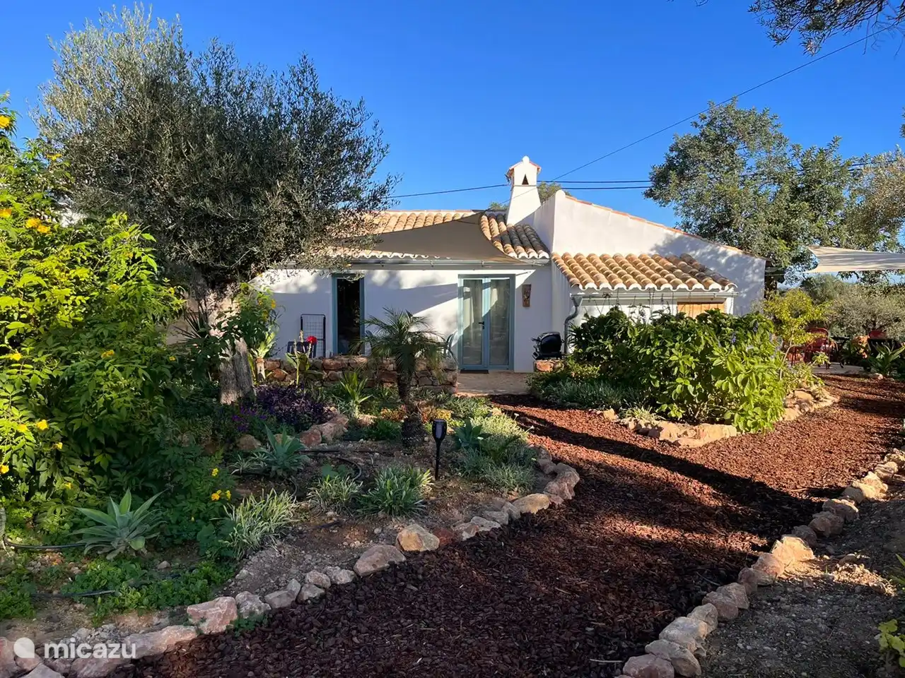 There is a shade cloth on the terrace. In the summer that is nice so that you sit in the shade. In the winter we remove it so that you can sit in the sun.