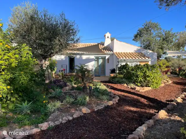 Location de Vacances Portugal, Algarve, Moncarapacho, maison mitoyenne - Maison Franko Il y a une toile d’ombrage sur la terrasse. En été, c’est agréable pour que vous vous asseyiez à l’ombre. En hiver, nous le retirons pour que vous puissiez vous asseoir au soleil.
