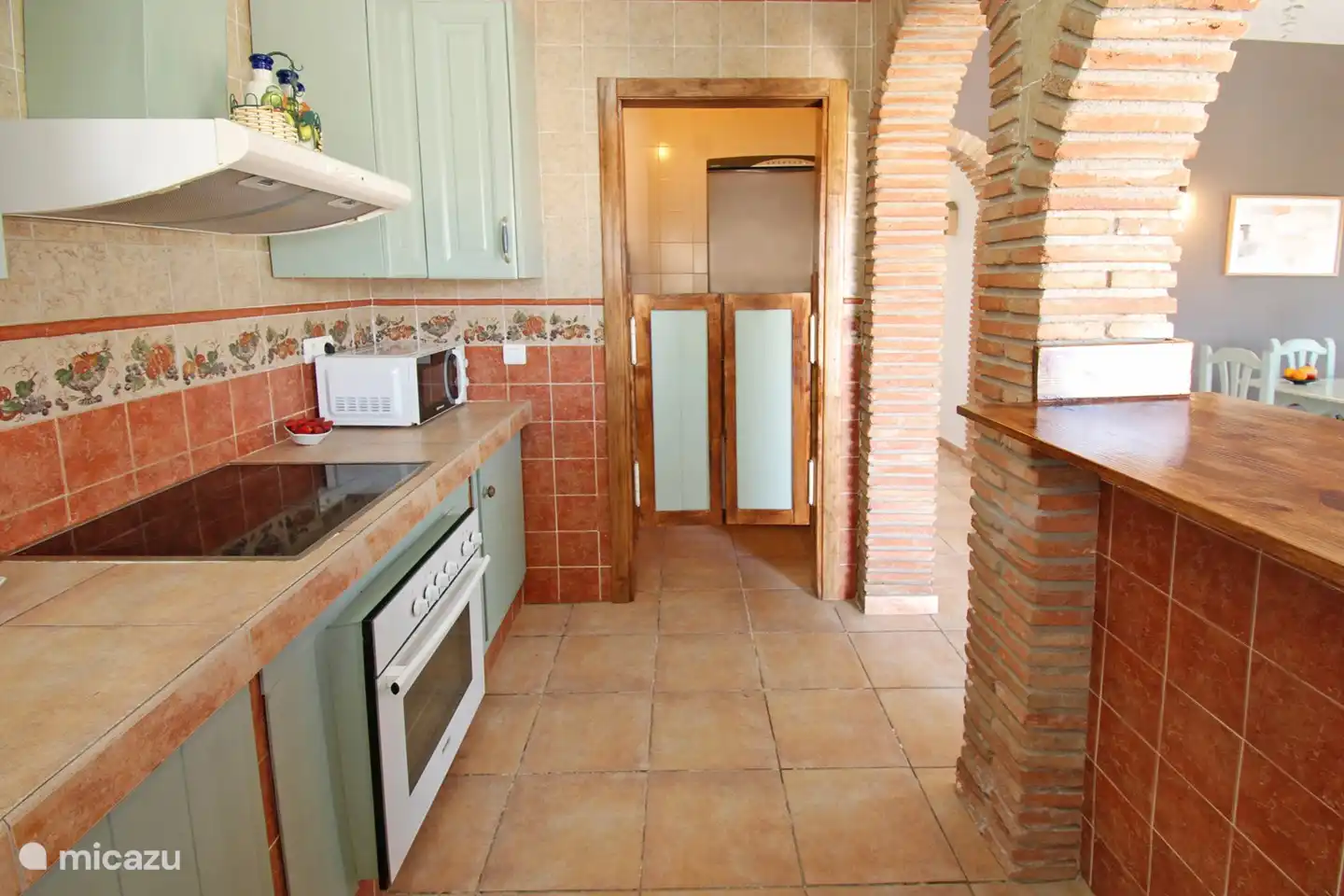 In de bijkeuken bevind zich de wasmachine, de koel/vries combi en een kleine afwasmachine. (want de afwasser van dienst is met vakantie)