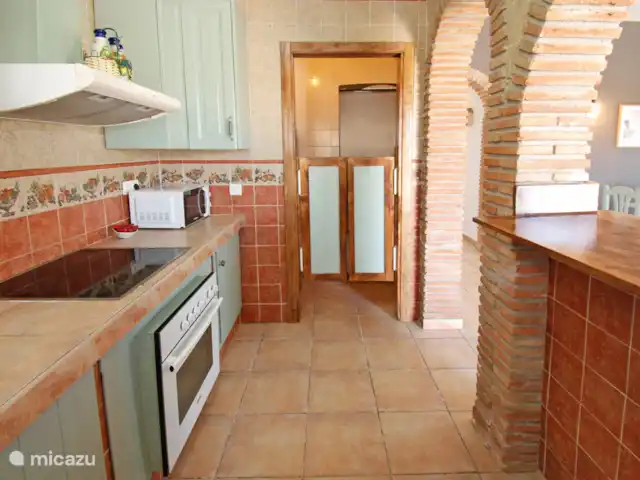 Casa Avila huren in Spanje, Costa del Sol, Comares - vakantiehuis In de bijkeuken bevind zich de wasmachine, de koel/vries combi en een kleine afwasmachine. (want de afwasser van dienst is met vakantie)