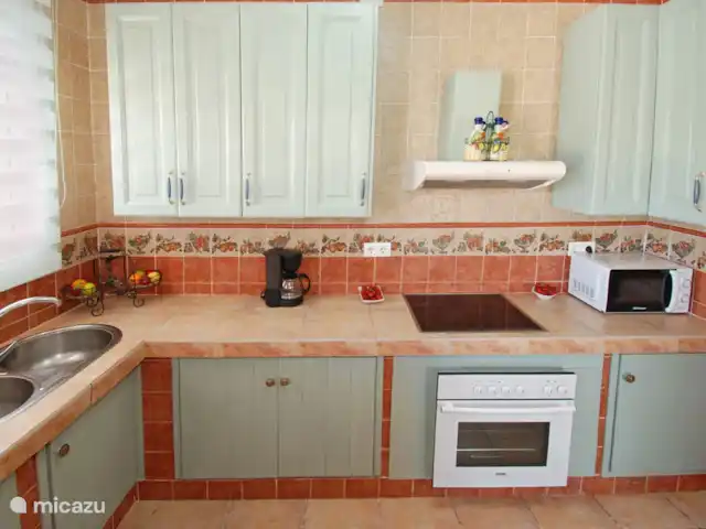 Casa Avila huren in Spanje, Costa del Sol, Comares - vakantiehuis Oven, microgolf, elektrisch fornuis, alle keukentoebehoren. Alles ter beschikking om een lekkere maaltijd te koken. (maar vergeet de BBQ en de leuke, typische restaurants niet...)