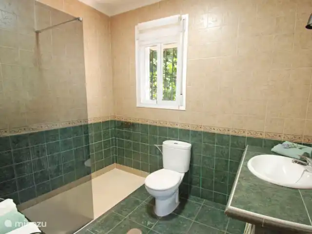 Casa Avila huren in Spanje, Costa del Sol, Comares - vakantiehuis De badkamer is volledig betegeld en heeft een ruime 
inloop-douche.