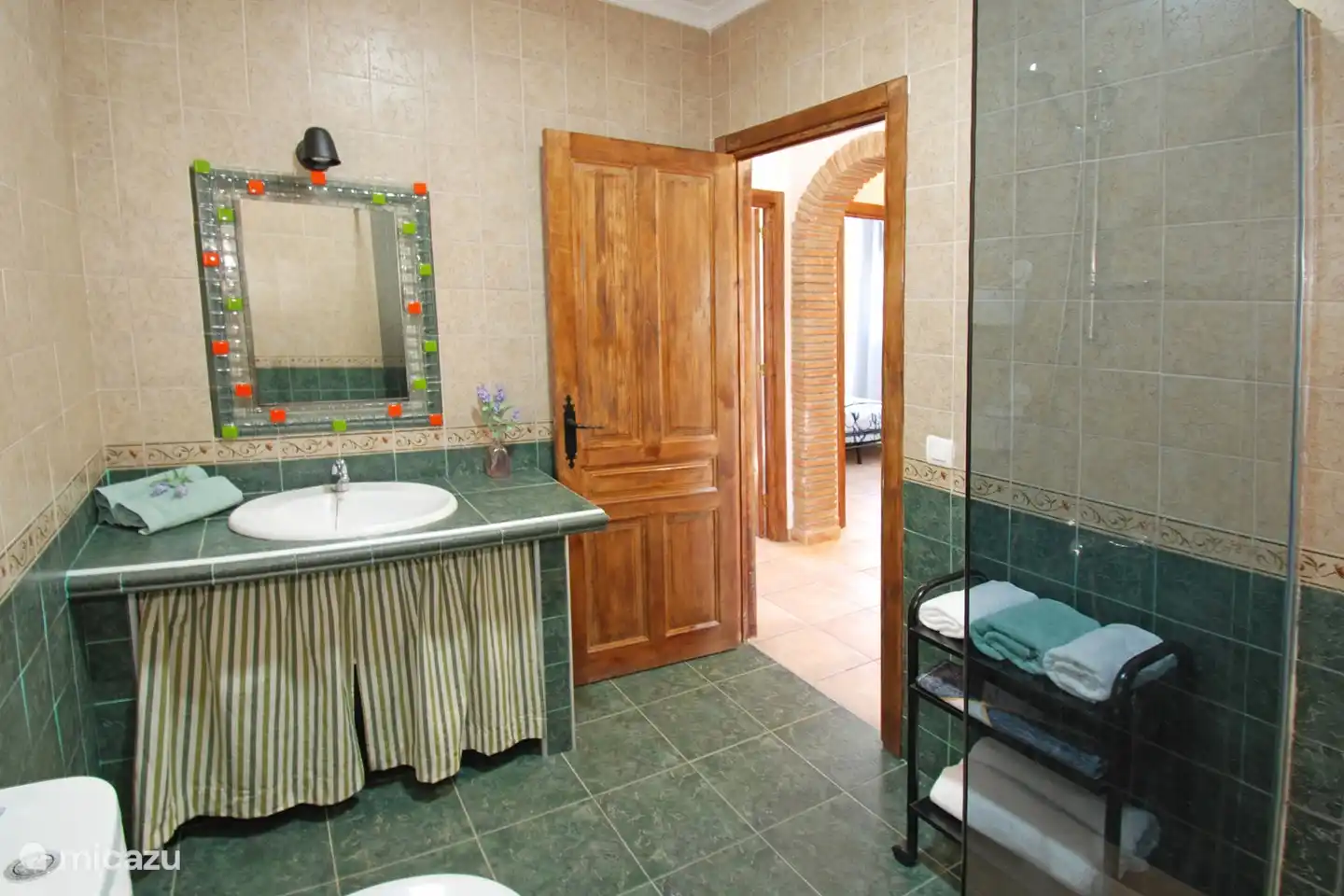 Kijk maar gerust in de spiegel want ook JIJ bent een belangijke gast in Casa Avila. 