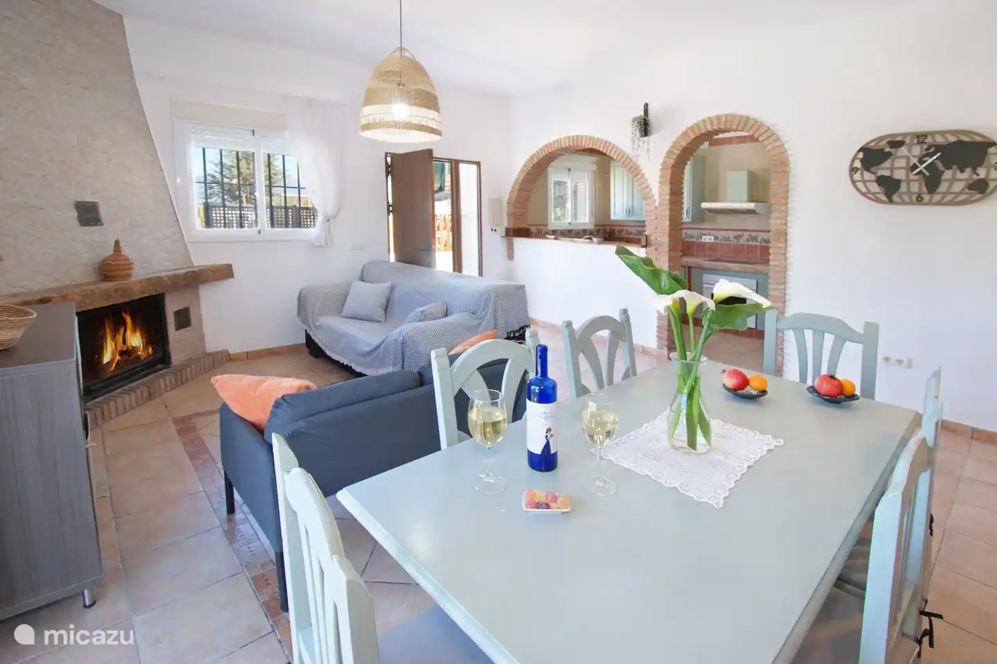 De open keuken en de haard maken de woonkamer gezellig. 