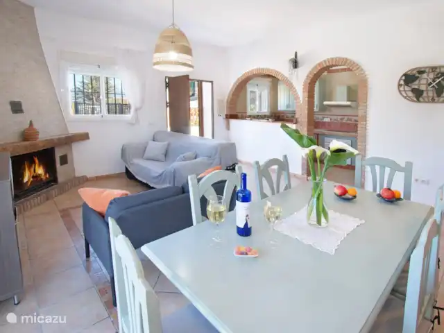 Casa Avila huren in Spanje, Costa del Sol, Comares - vakantiehuis De open keuken en de haard maken de woonkamer gezellig.