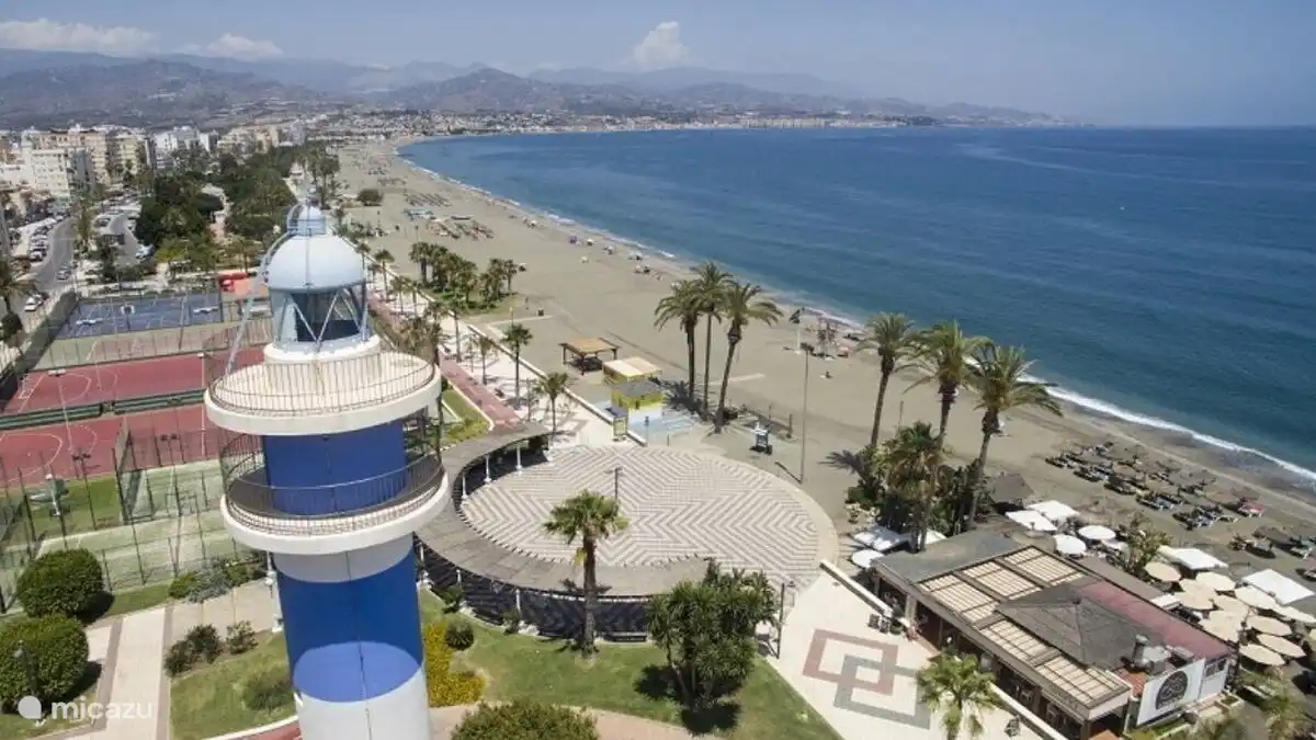 Het meermaals bekroonde strand van Torre del Mar ligt op minder dan een uurtje rijden van het huis.