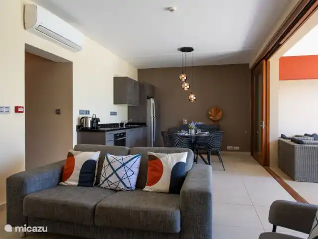 apartamento en Curazao, Banda Arriba (este), Brakkeput Abou – Apartamento Playa Salón y cocina abierta.