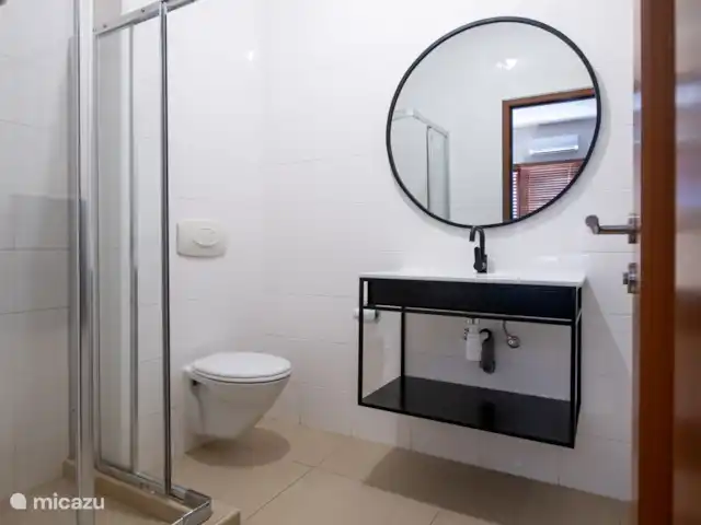 apartamento en Curazao, Banda Arriba (este), Brakkeput Abou – Apartamento Playa Baño adyacente al dormitorio principal