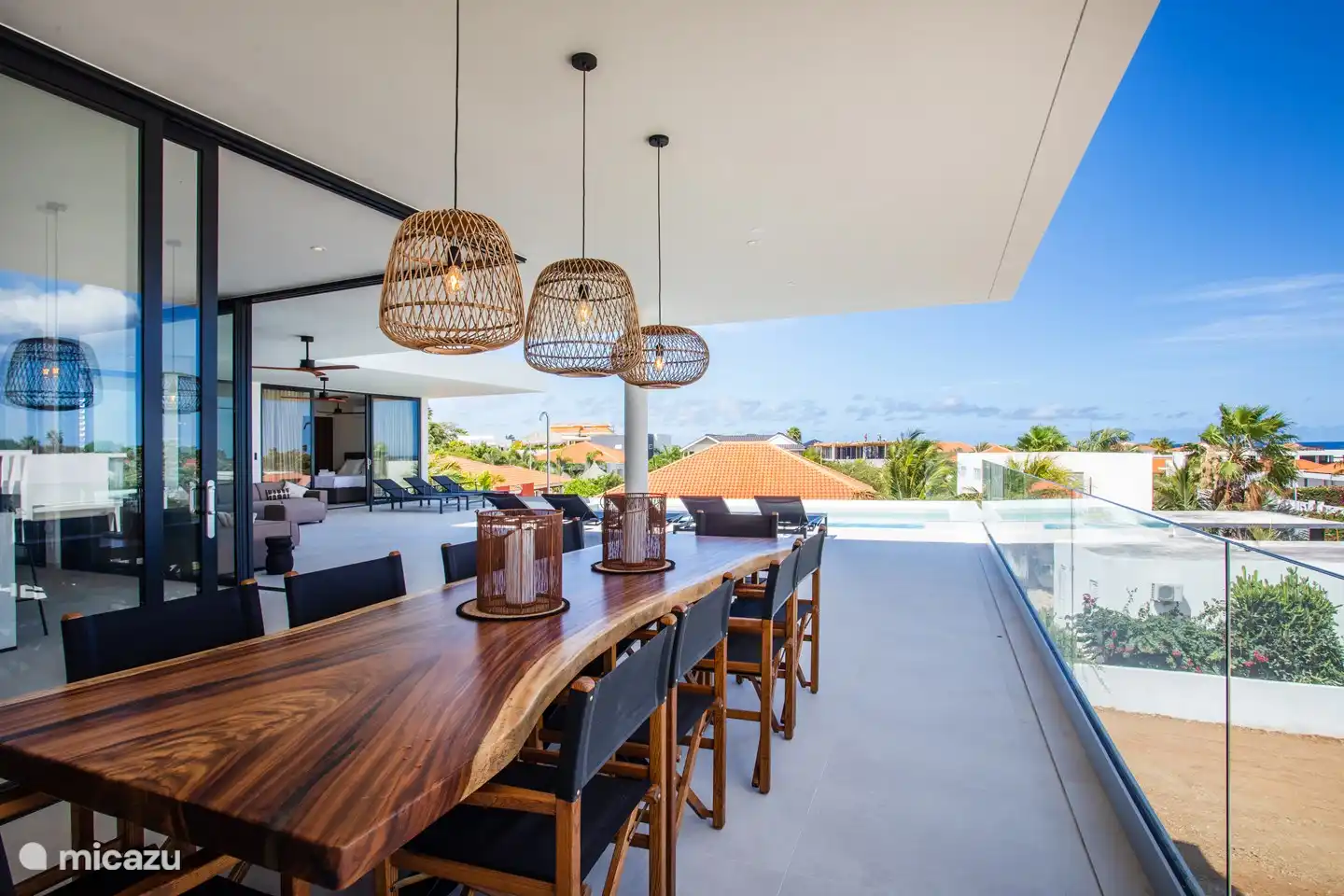 Prachtige Suar houten eettafel met fantastisch uitzicht 