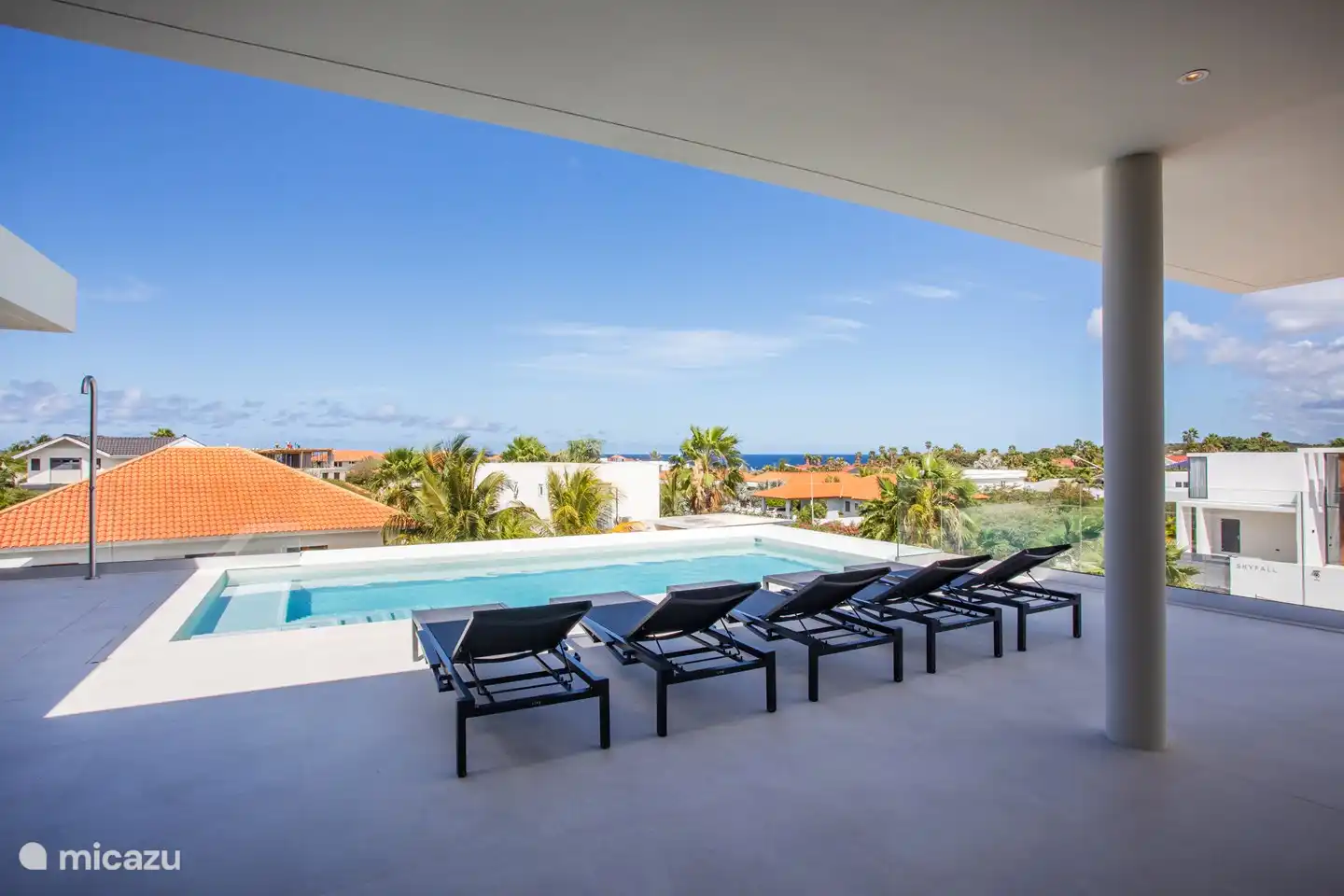 8 ligbedden bij het zwembad