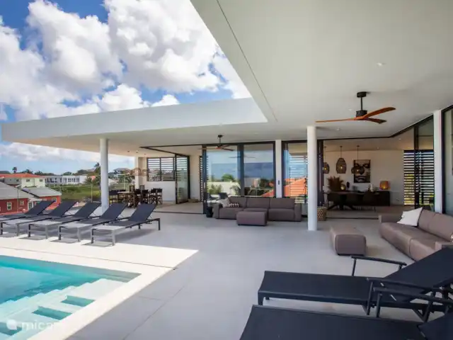 Villa Wahoo - Curazao en Curazao, Banda Arriba (este), Jan Thiel - villa Una amplia terraza con suficiente espacio de salón para una familia numerosa.
