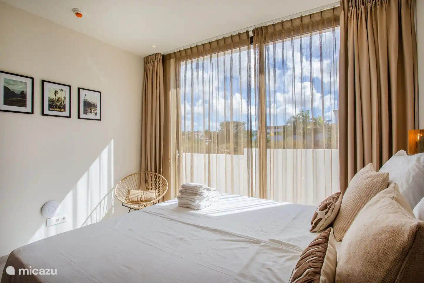 Iedere slaapkamer heeft een grote raampartij en verduisterende gordijnen.