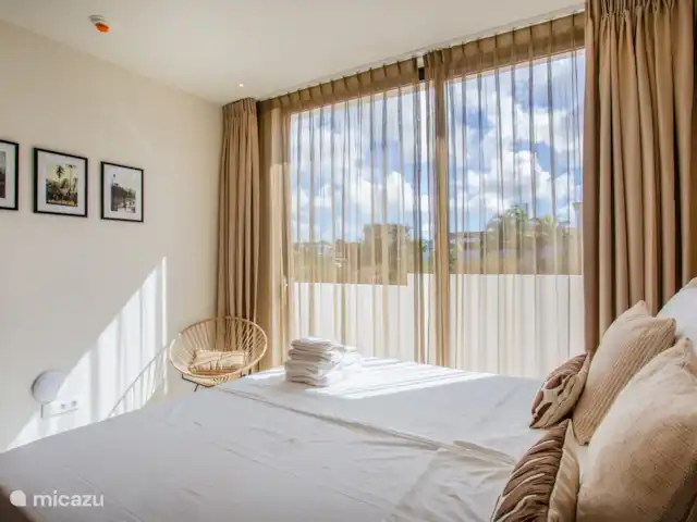 Villa Wahoo - Curazao en Curazao, Banda Arriba (este), Jan Thiel - villa Cada dormitorio tiene ventanas grandes y cortinas opacas.