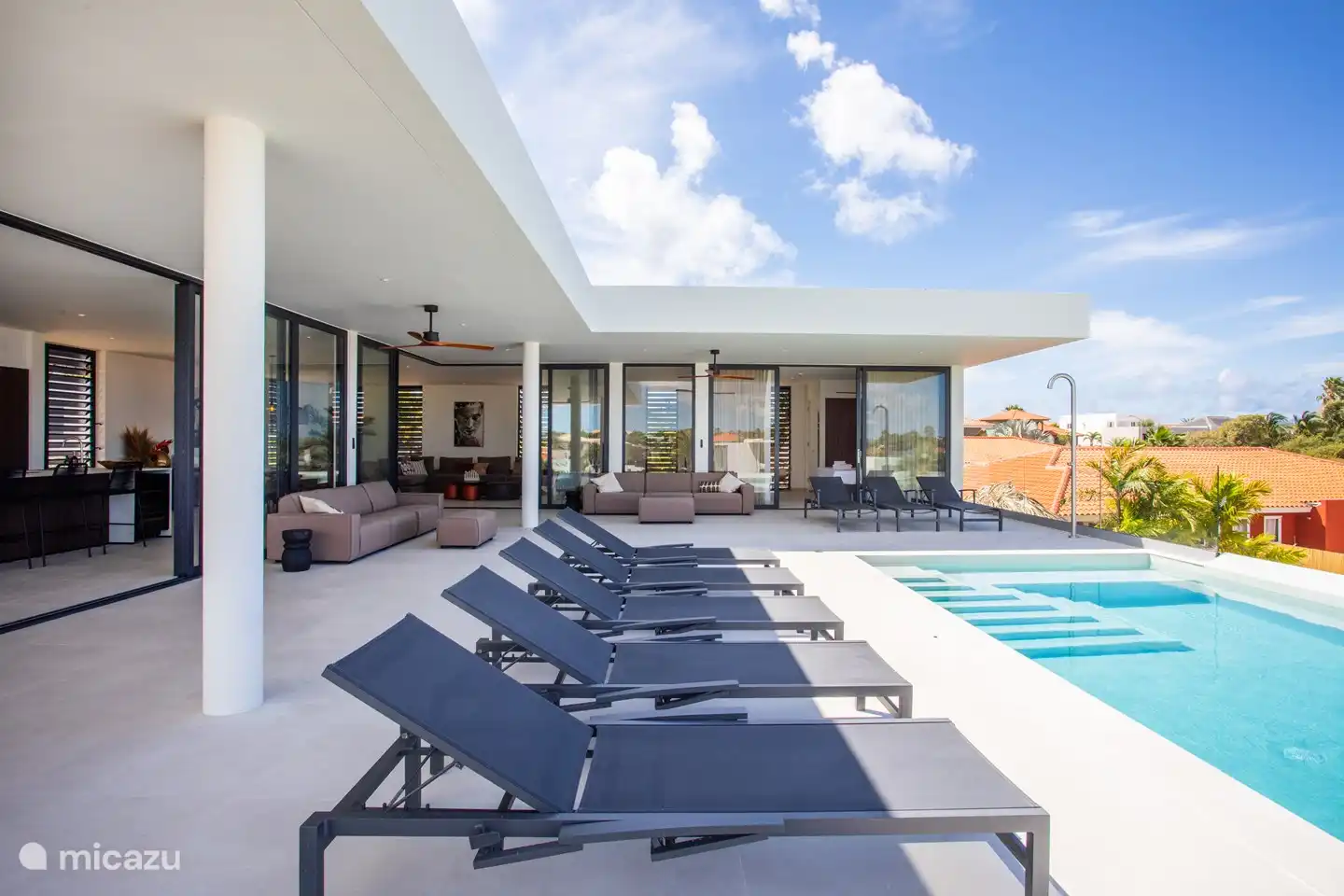 De leefruimte bevindt zich op de eerste verdieping, met wijds uitzicht over Jan Thiel en de zee.