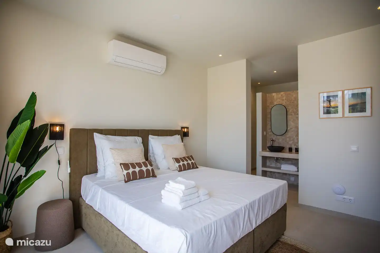 De 6 slaapkamers zijn ruim van opzet en hebben ieder een eigen badkamer.