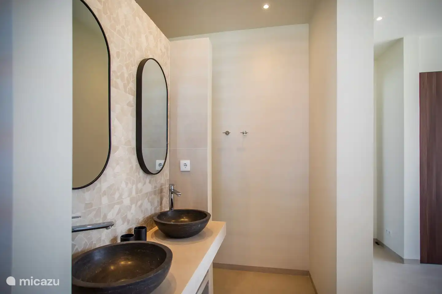 Iedere badkamer heeft twee wasbakken, een douche en toilet