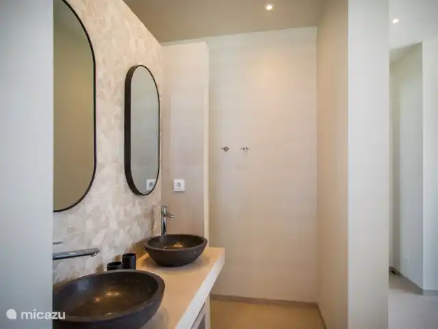 Villa Wahoo - Curazao en Curazao, Banda Arriba (este), Jan Thiel - villa Cada baño tiene dos lavabos, una ducha y un inodoro.