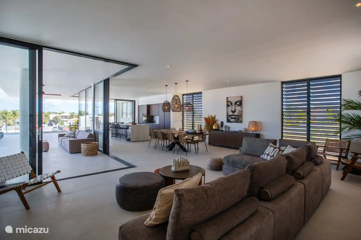 Grote smart TV in de woonkamer met alle zenders die je maar kunt wensen