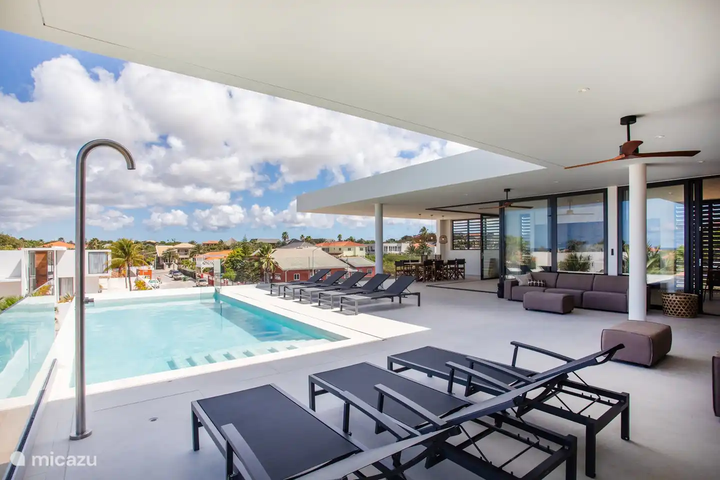 Direct vanuit je slaapkamer onder douche en in het zwembad