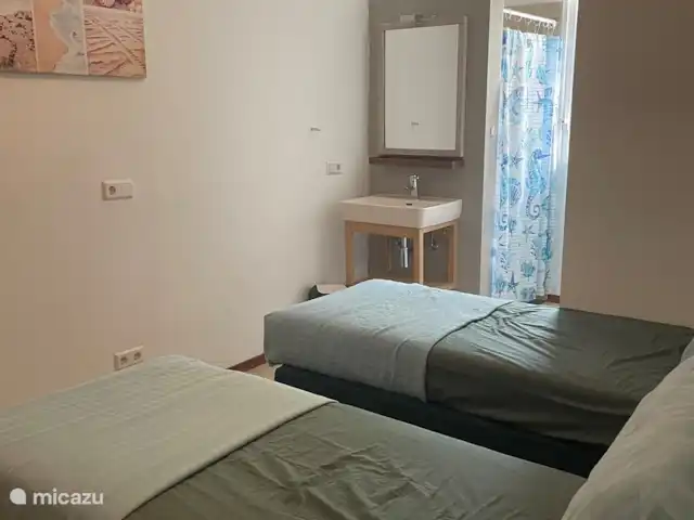 appartement huren in Curaçao, Banda Ariba (oost), Cas Grandi – Dushi Cocobana Ook de 2de slaapkamer beschikt over een eigen douche en wasbak op de kamer. Ook deze kamer is voorzien van airco en een plafondventilator.