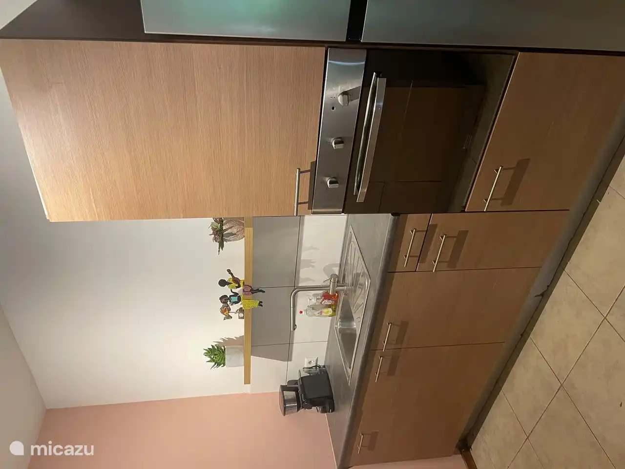 Dishwasher, refrigerator, oven, coffee maker, water polo player, toaster, Nespresso machine. You immediately feel at home!