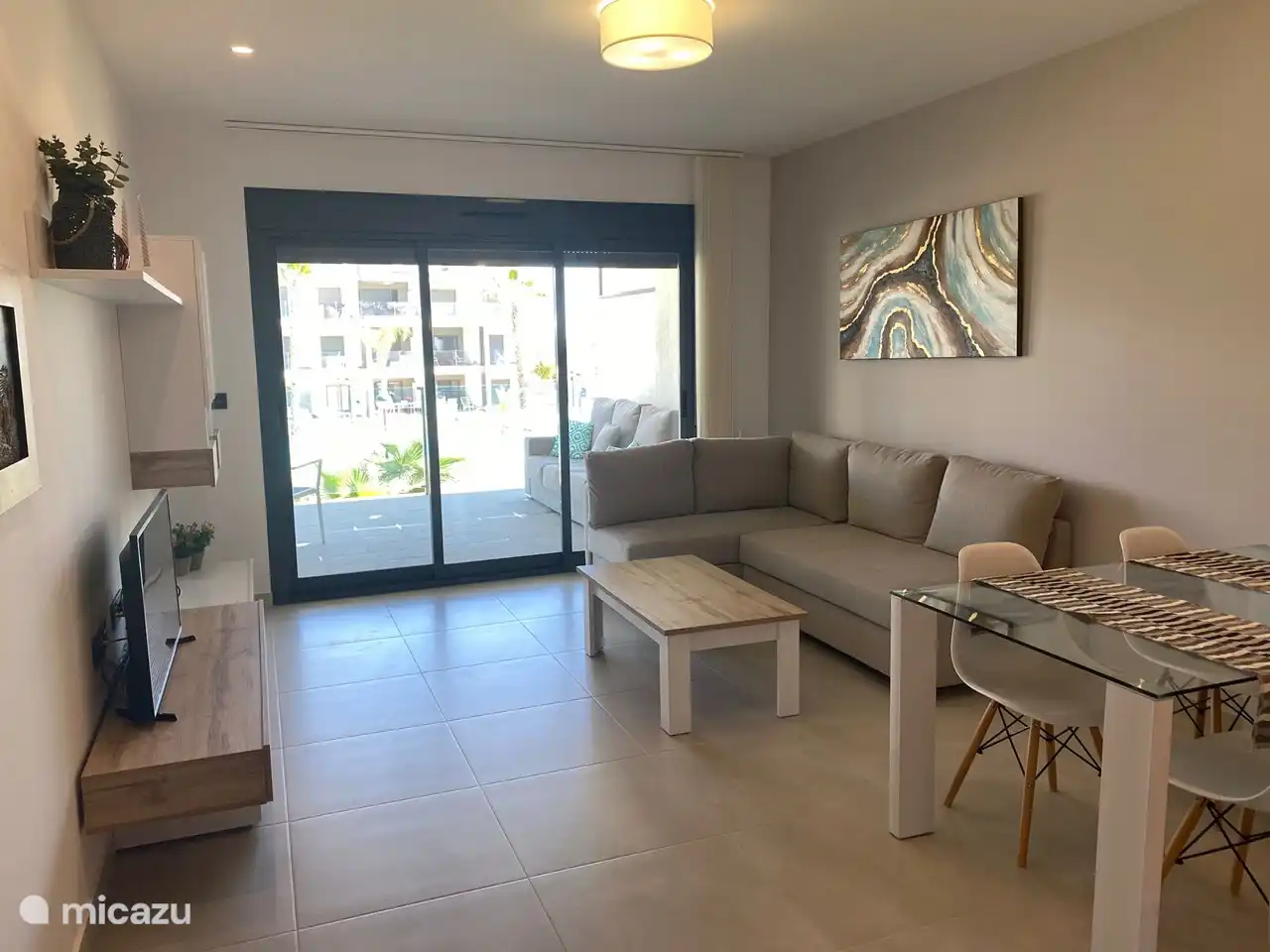 aperçu du salon, de la table à manger et de la terrasse