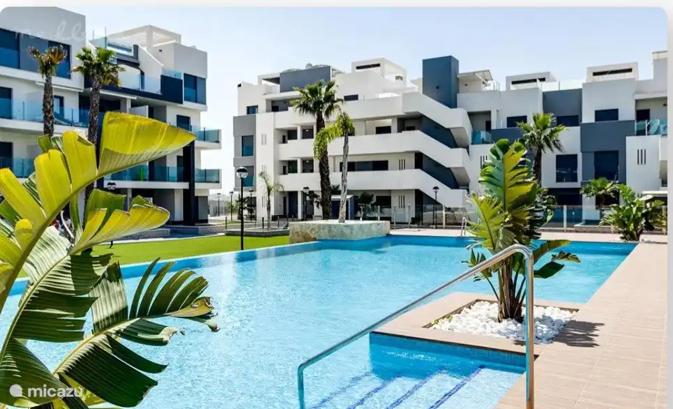 deuxième piscine près de l'aire de jeux et du spa