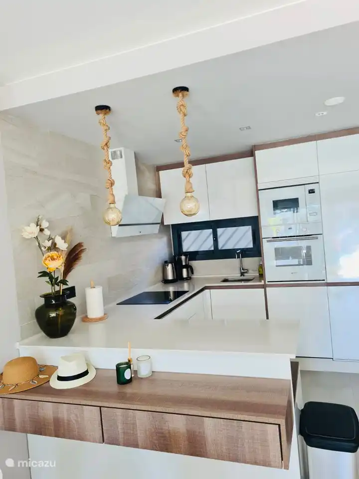 Notre belle cuisine avant superbement équipée donnant sur la table à manger