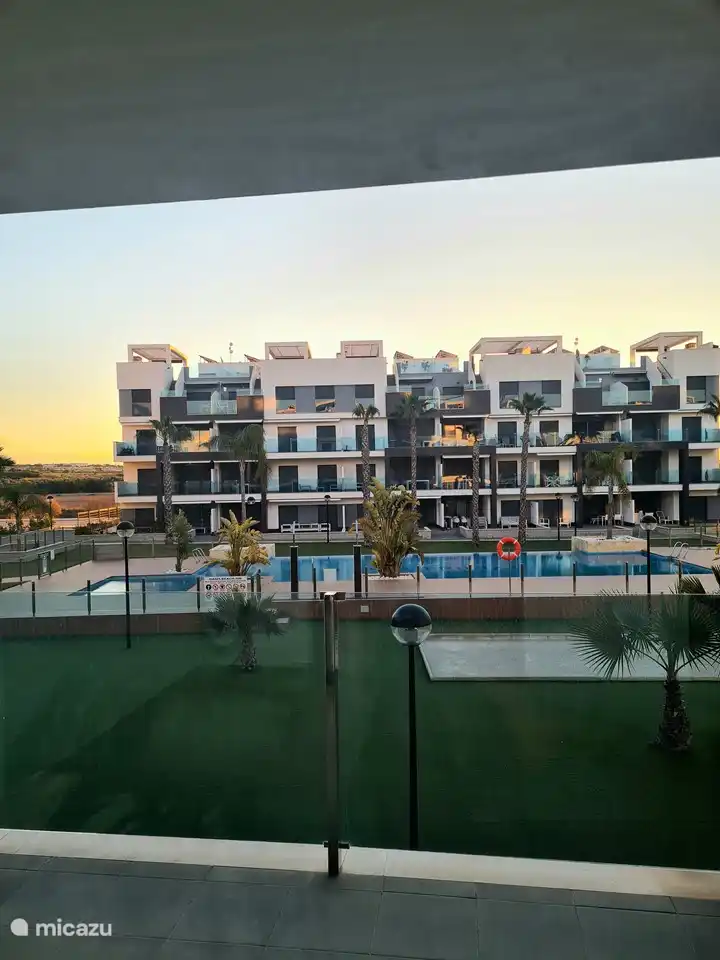 vue de la terrasse de l'appartement sur la piscine