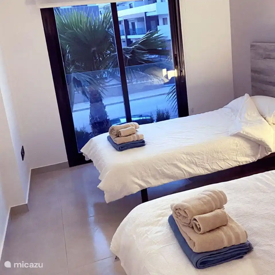 deuxième chambre avec deux lits simples (chambre 2)