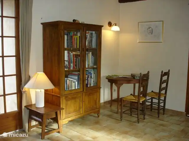 Le Sagitaire | France, Dordogne, Tourtoirac - ferme Séjour/salon avec nos livres et deuxième coin repas pour les enfants par exemple