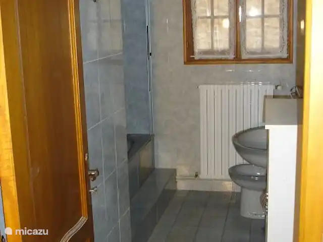 Le Sagitaire | France, Dordogne, Tourtoirac - ferme Salle de bain 1 en bas avec baignoire/douche et lavabo. WC séparé dans le hall