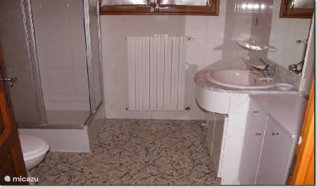 Badezimmer im Obergeschoss mit Dusche, WC und Waschbecken