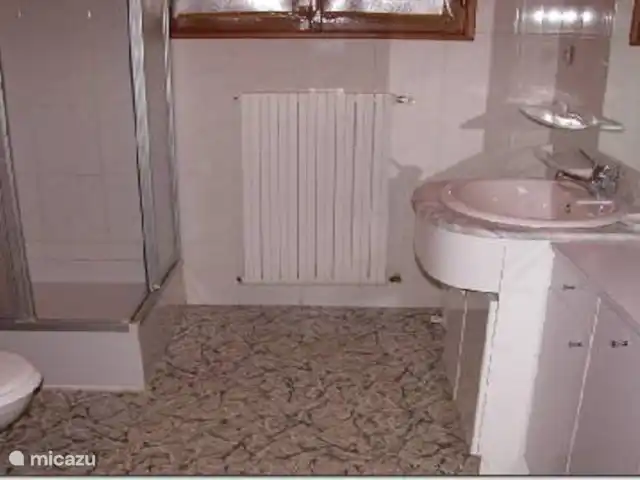Le Sagitaire | France, Dordogne, Tourtoirac - ferme Salle de bain à l'étage avec douche, WC et lavabo
