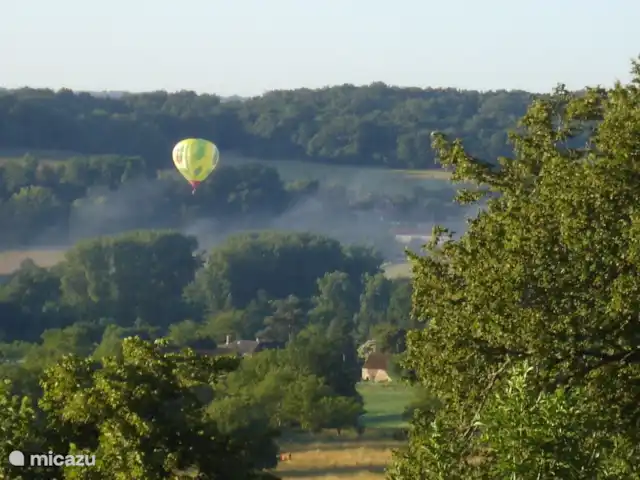Le Sagitaire | France, Dordogne, Tourtoirac - ferme vue sur la vallée derrière notre domaine