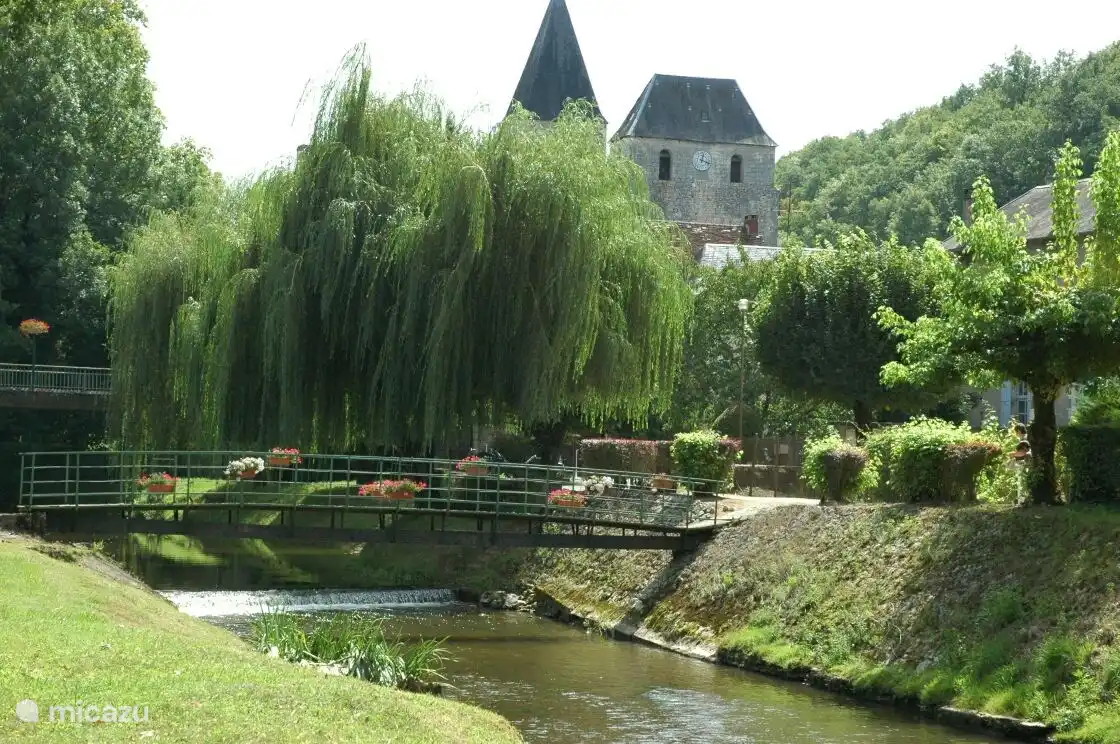 Tourtoirac mit Park am Flussufer, alter Kirche und 2 Restaurants