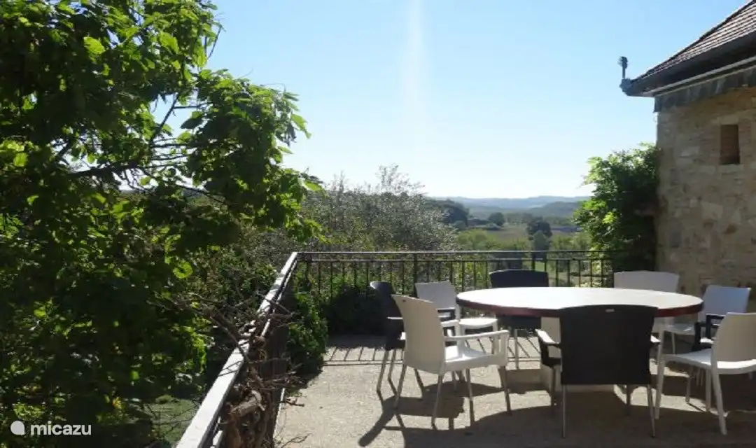 Die Terrasse mit großem Windschutz