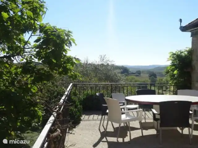 Le Sagitaire | France, Dordogne, Tourtoirac - ferme La terrasse avec grand pare-brise