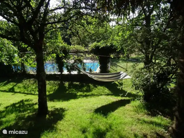 Le Sagitaire | France, Dordogne, Tourtoirac - ferme Beau jardin, avec la piscine en arrière-plan