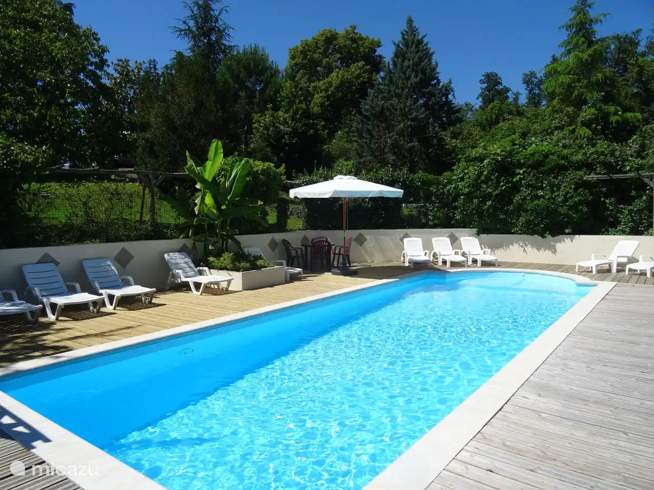 Unser großes Schwimmbad, eingezäunt, mit Sicherheitsschloss am Tor. Viele Liegestühle und Sonnenschirm