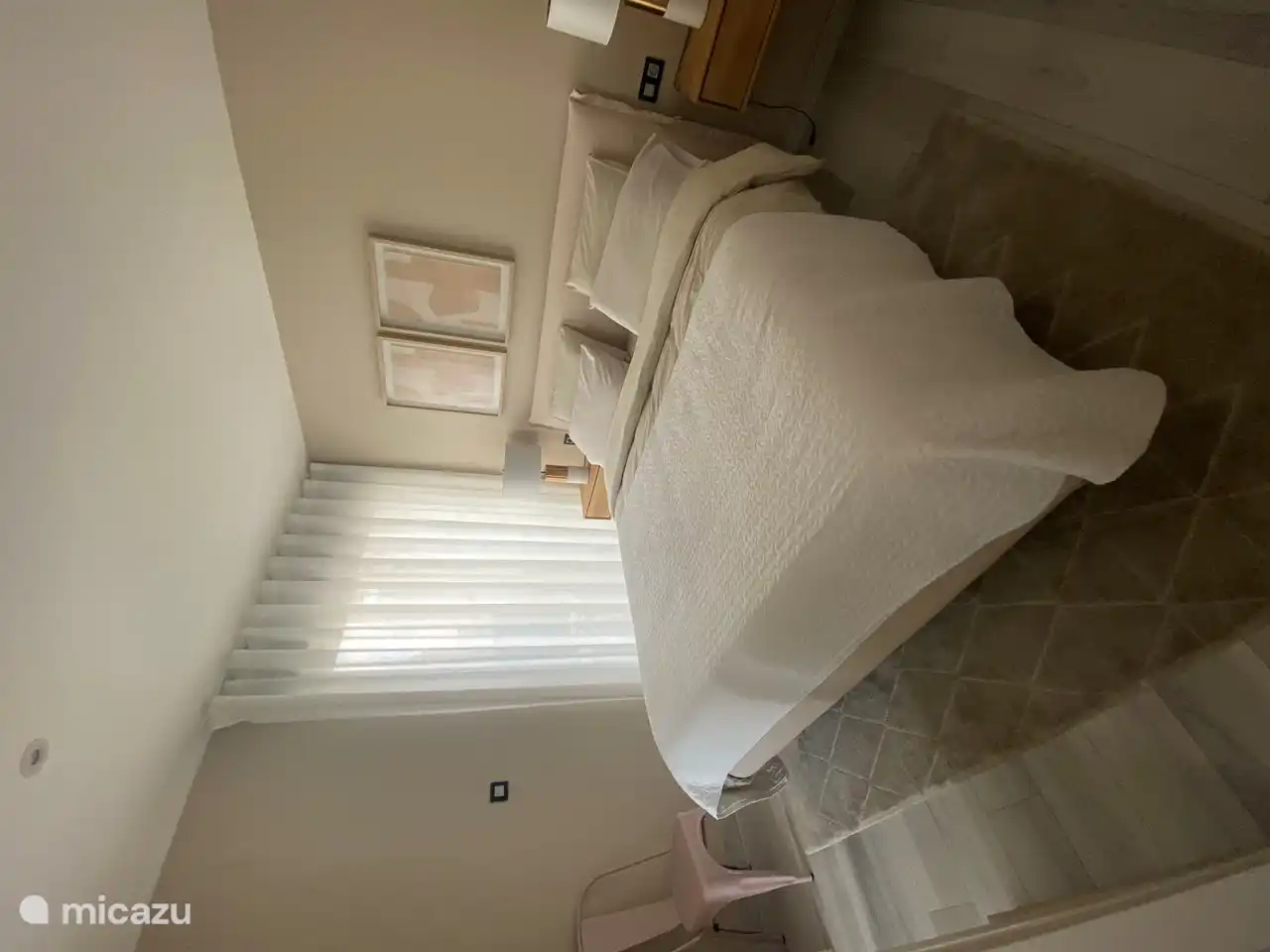 Schlafzimmer mit Doppelbett im Erdgeschoss mit Schiebetüren