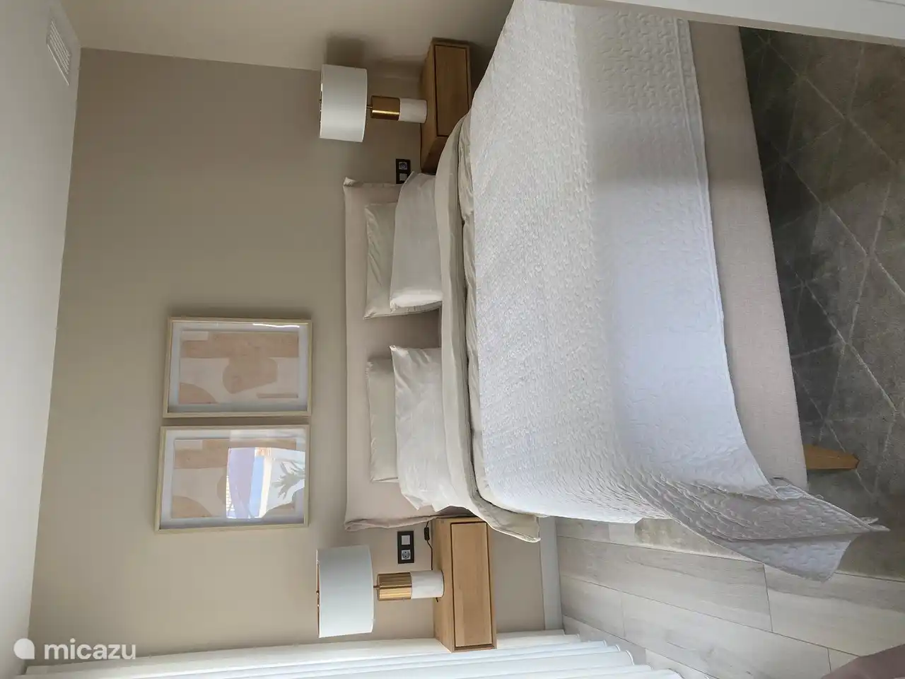 Schlafzimmer mit Doppelbett im Erdgeschoss mit Schiebetüren