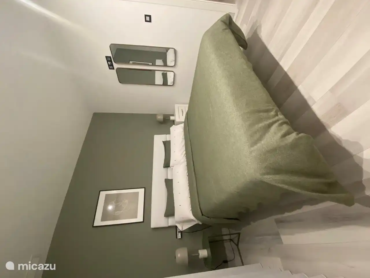 Schlafzimmer mit Doppelbett im 1. Stock mit Balkon