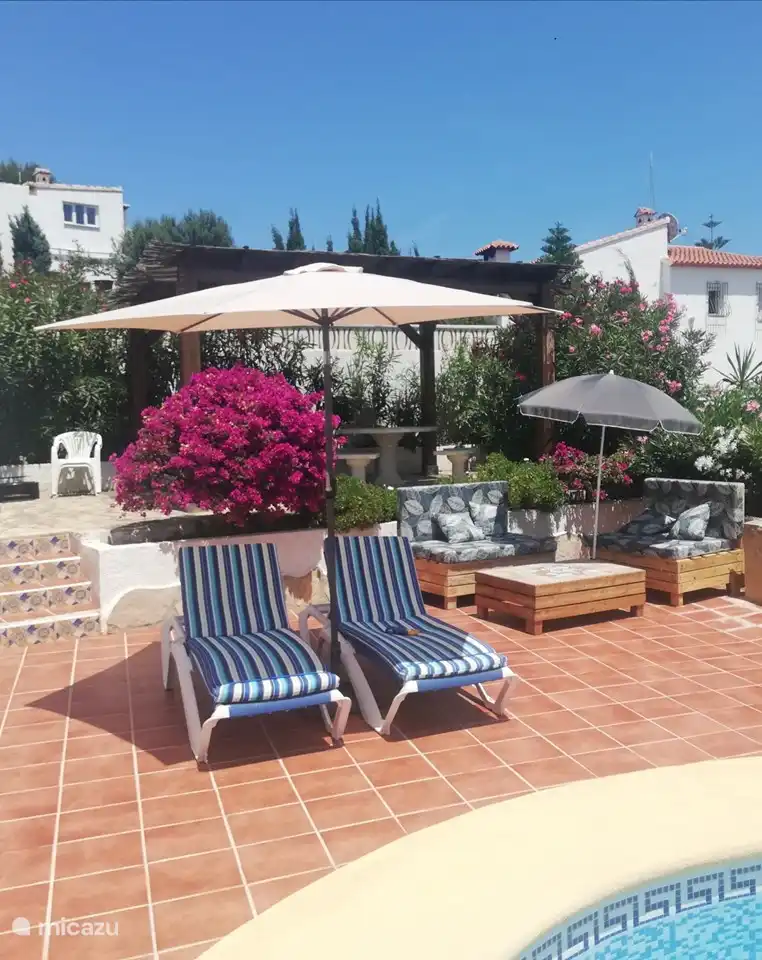 Entspannen Sie sich auf der Terrasse am Pool