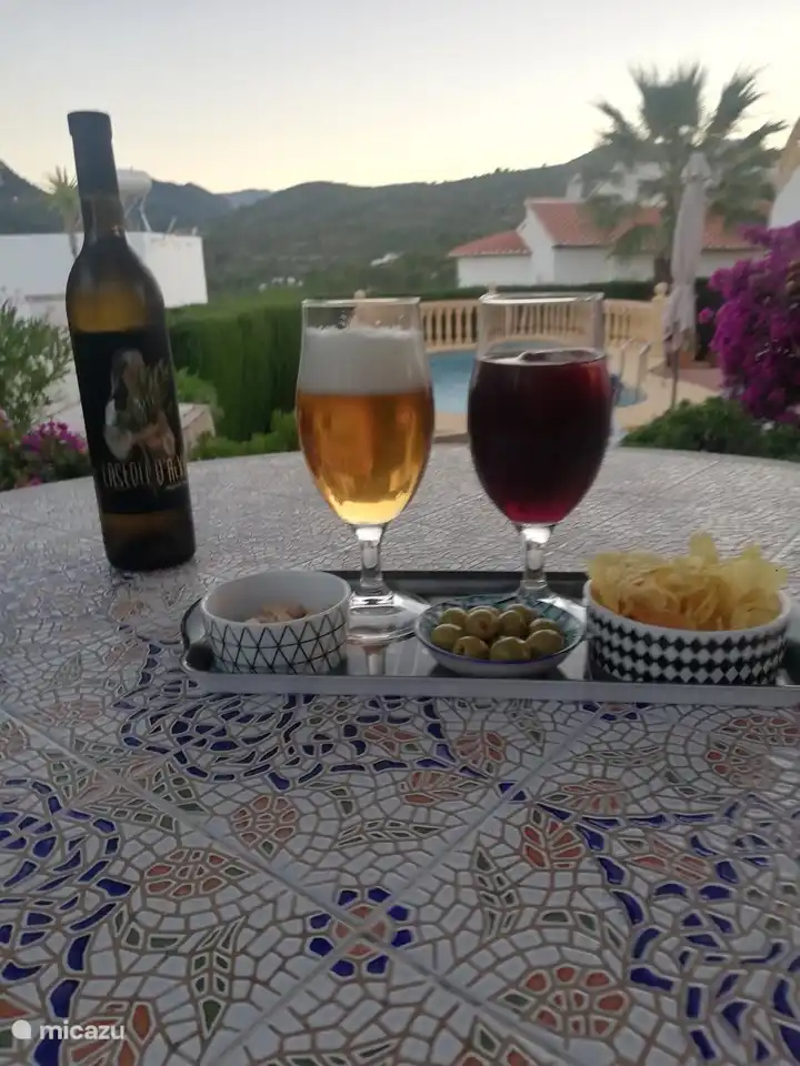 Genie&#223;en Sie ein Glas