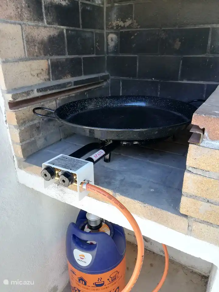 Der Gasgrill kann f&#252;r die Zubereitung von Paella umgebaut werden.