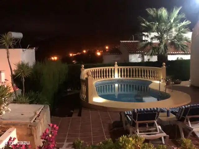 Casa Infinito 1 en España, Costa Blanca, Pedreguer  - villa nadando de noche