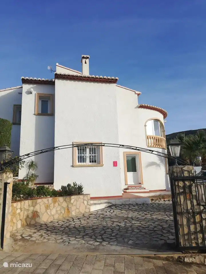 geschlossener Eingang mit Parkplatz