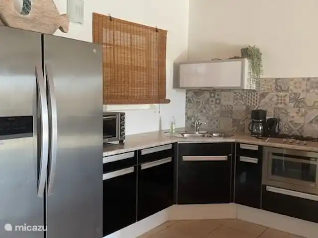 vakantiehuis huren in Aruba, Oranjestad, Seroe Blanco – Casa Charlie Keuken met Amerikaanse koelkast, oven, magnetron, waterkoker, koffiezetapparaat en uitgebreid servies.