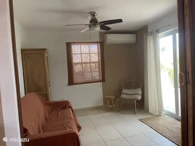 vakantiehuis huren in Aruba, Oranjestad, Seroe Blanco – Casa Charlie Mogelijke tweede slaapkamer met tweepersoons slaapbank, kledingkast en airco. Ruimte is af te sluiten met een schuifdeur.